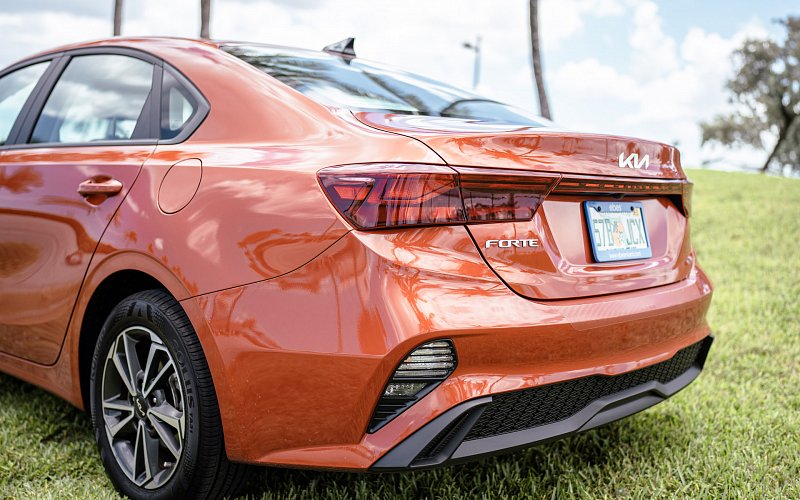 trasero Kia Forte naranja Ebes Alquiler de coches en Miami